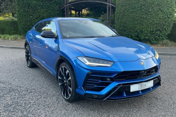 Hire a lamborghini urus